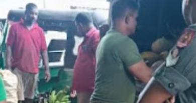 வலி.வடக்கில் விவசாயத்தில் ஈடுபடும் இராணுவத்தினர் மரக்கறிகளை விற்பனை செய்யும் காட்சி!