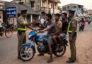 யாழில் நிறை வெறியில் மோட்டார் சைக்கிளில் வந்த 3 காவாலிகள்!! 2 பேர் தப்பி ஓட்டம்!! ஒருவனை பொலிசார் பிடித்த போது அவன் செய்த அட்டகாசம் இதோ!!