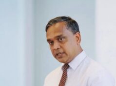 சொகுசு பஸ் காருடன் மோதி தேசிய பாடசாலை அதிபர் பலி!